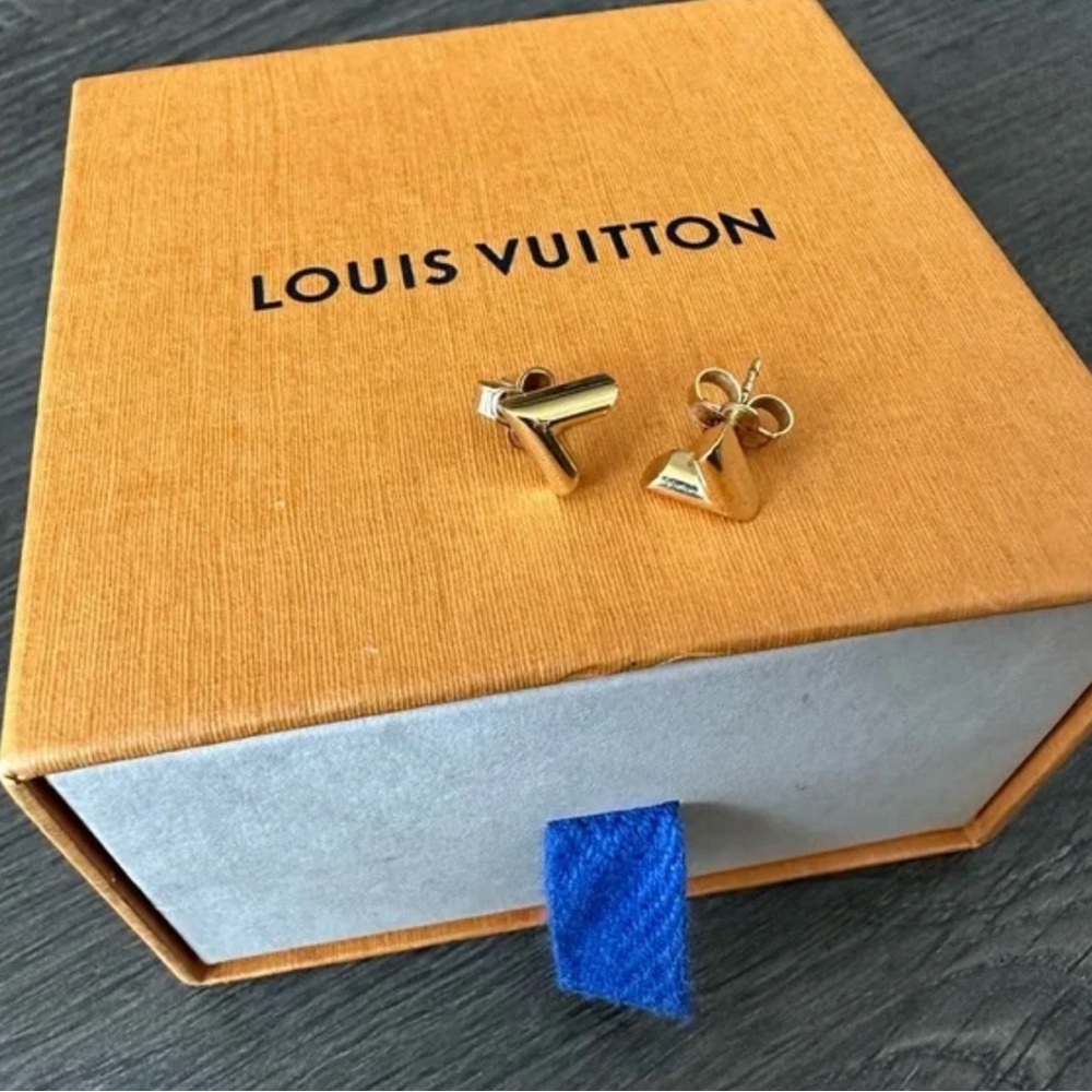 Louis Vuitton Essential V Stud Earring - Picture 1 of 2